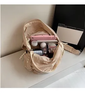 Intérieur spacieux du sac à dos en nylon beige avec espace pour tablette et objets divers