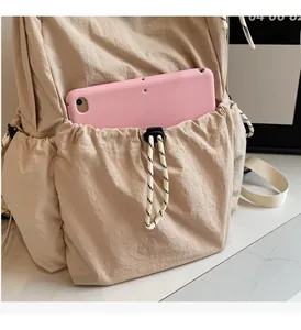 Détail du sac à dos en nylon avec poche à cordon et espace pour une tablette