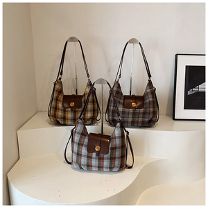 Trois variantes de sacs hobo à carreaux vintage avec rabats en cuir et boucles d'or