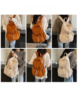Collage de mannequins portant des sacs à dos en nylon caramel et beige sous divers angles