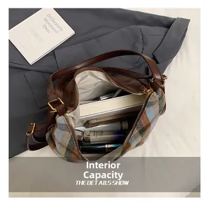Détail montrant la grande capacité de rangement interne de ce sac à carreaux élégant
