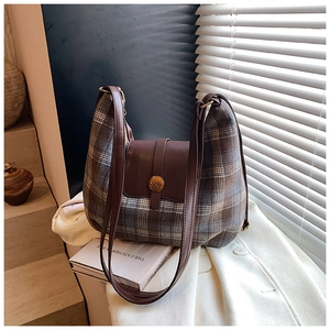 Détail du sac à carreaux d'automne avec garniture en cuir brun et boucle en métal N