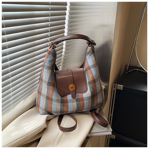 Détail du sac à main à carreaux d'automne avec bordure en cuir brun et boucle dorée N