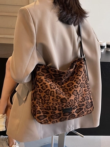 Fashionable leopard print large shoulder bag with adjustable strap for women