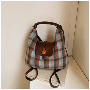 Détail du sac hobo à carreaux avec boucle en métal vintage et poignées en cuir
