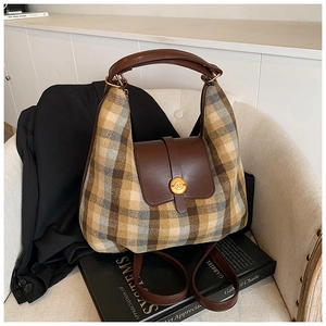 Vue détaillée du sac à carreaux d'automne avec finitions cuir et boucle en métal doré