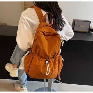 Détail d'un sac à dos de voyage en nylon imperméable avec cordon et corde tressée