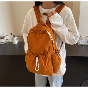 Détail du sac à dos en nylon terre cuite avec poches à cordon et cordes pour voyage