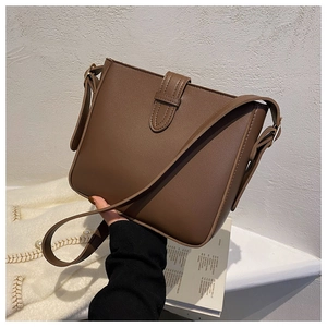 Detailansicht einer braunen Vintage-Leder-Eimertasche mit Schnalle und verstellbarem Gurt