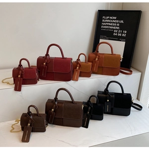 Detalle de bolsos de mano vintage de retazos y bolsos de cadena en cuatro colores