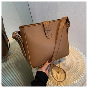 Minimalistische braune PU-Leder Eimertasche mit verstellbarem Riemen und Schnallenverschluss