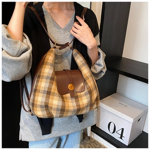 Détail du sac Hobo à carreaux d'automne avec garniture en cuir brun et boucle dorée