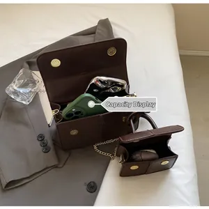 Muestra de capacidad del conjunto de bolso bandolera de cuero PU marrón y cadena