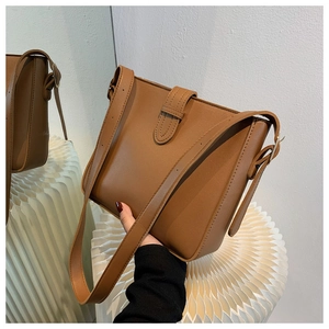 Minimalistische braune Beuteltasche mit verstellbarem Riemen in cleaner Präsentation