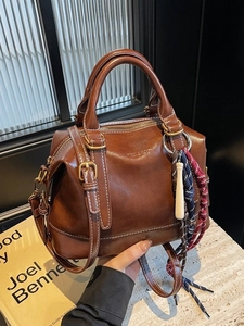 Borsa a mano Boston vintage marrone in pelle con ciondolo intrecciato e tracolla