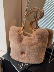 Women Large Capacity Plush Tote Bag Faux Fur And PU Leather Soft Fluffy Fashion Commuter Shoulder Bag For Autumn Winter