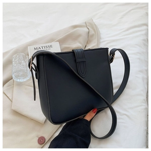 Detailansicht der schwarzen matten Leder-Eimertasche mit verstellbarem Gurt und Schnalle