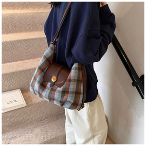 Détail du sac à bandoulière rétro à carreaux avec rabat en cuir et fermoir doré lettre N