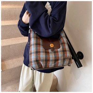 Détails du sac à bandoulière vintage à carreaux avec finitions en cuir et boucle dorée N