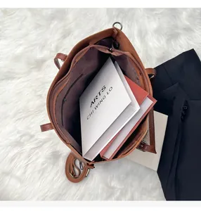 Vue intérieure du sac cabas en cuir PU marron avec grand compartiment et fermeture