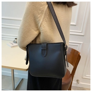 Detailansicht einer schwarzen minimalistischen Eimertasche mit verstellbarem Riemen