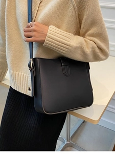 Schicke schwarze Leder-Beuteltasche für Damen mit goldenen Details und Schultergurt