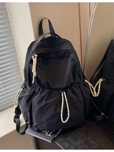 Sac à dos noir léger en nylon avec cordons décoratifs et grande capacité pour le voyage
