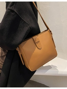 Stylische braune Lederbeuteltasche für Damen, Umhängetasche auf minimalistischem Mantel