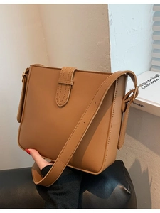 Schicker brauner Kunstleder-Eimerbeutel mit verstellbarem Gurt im minimalistischen Stil