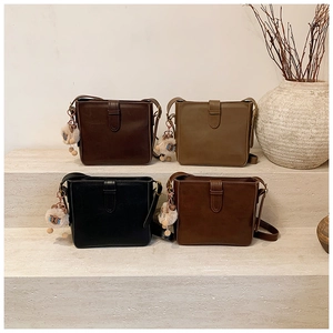 Collection de sacs seaux minimalistes en cuir en quatre coloris avec charms mouton