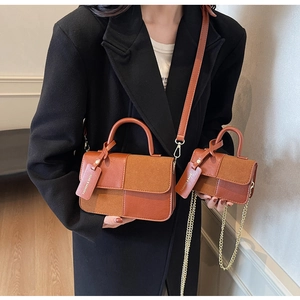 Detalle de dos bolsos patchwork marrones en tamaños normal y mini con correas de cuero y cadena