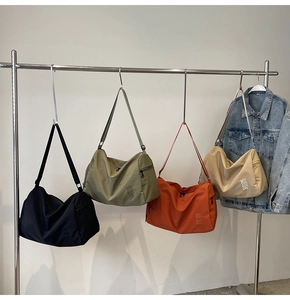 Bolsos tote grandes de nailon en negro, verde oliva, naranja y beige con cremalleras