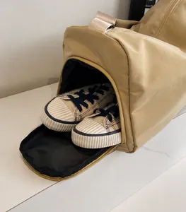 Vista detallada del bolso tote caqui que muestra el compartimento para zapatos