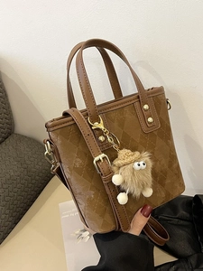 Borsa tote trapuntata marrone con tracolla regolabile e ciondolo a mostro di peluche