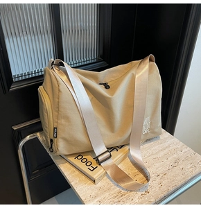 Detalle de correa ajustable y bolsillo lateral en bolso tote de gran capacidad