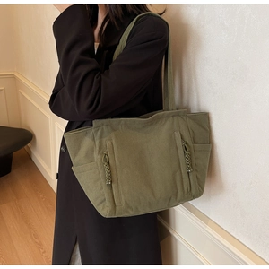 Detail der armee-grünen Cord-Einkaufstasche mit großem Fassungsvermögen und vielen Taschen