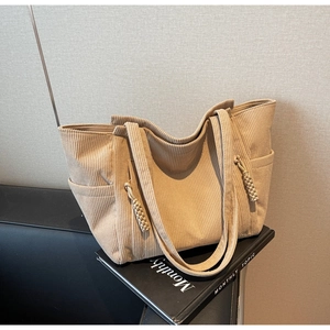 Detailaufnahme der beige Cord-Tragetasche mit Stoffstruktur und praktischer Seitentasche