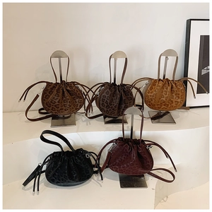 Kollektion von Retro-Beuteltaschen mit Leopardenmuster in fünf trendigen Herbstfarben