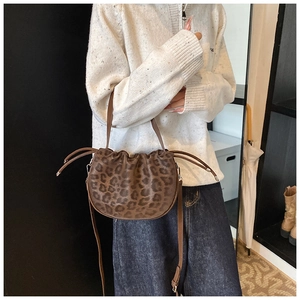 Detailansicht der braunen Leopard-Beuteltasche mit verstellbarem Kordelzugverschluss