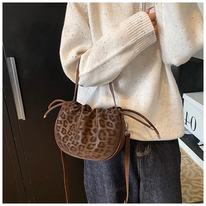 Detail der Bucket Bag mit Leopardenmuster, Kordelzug und vielseitigen Riemen