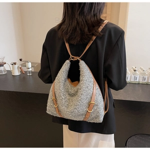 Graue Plüschtasche mit Lederriemen als Rucksack getragen in der Modell-Rückansicht