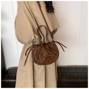 Detailansicht der Leopard-Bucket-Bag mit Kordelzug und verstellbarem Umhängeriemen