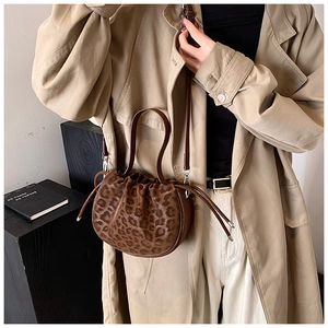 Detail der Bucket Bag mit Leopardenmuster, Kordelzug und strukturierter Oberfläche