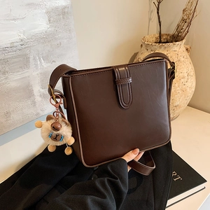 Sac bandoulière marron foncé mat avec sangle réglable et un joli pendentif ours en peluche