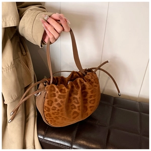 Nahaufnahme der Leoparden-Beuteltasche mit Kordelzug und weichem Plüsch-Material