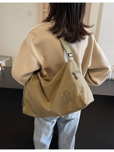 Bolso bandolera grande de lona caqui para mujer con correa ajustable y bordado moderno