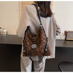 Detailaufnahme der großen Leo-Tote-Bag mit silbernem M-Logo und Leder-Schultergurten