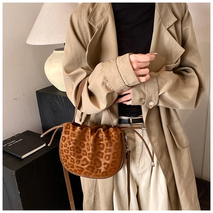 Detailansicht der Leoparden-Beuteltasche mit Kordelzug und Textur auf Khaki-Mantel