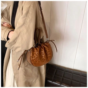 Detail der Damen Beuteltasche mit Leopardenmuster, Kordelzug und braunem Lederbesatz