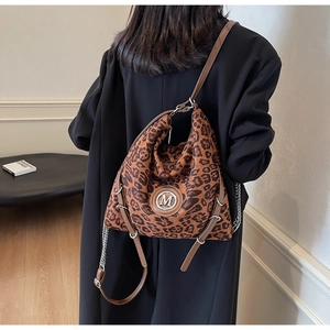 Detailaufnahme der Hobo-Tasche mit Leopardenmuster, Metall-M-Logo und Kettenriemen